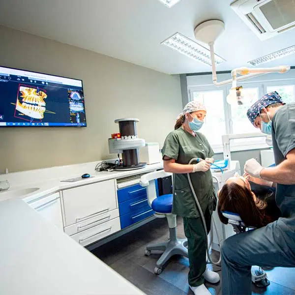 Implantes maxilofaciales en Pamplona